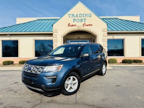 Used 2018 Ford Explorer XLT image 2