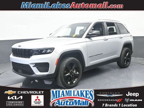 Used 2023 Jeep Grand Cherokee Altitude AWD/4WD image 1