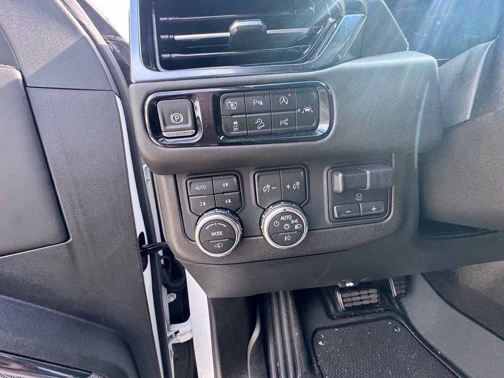 Used 2025 GMC Yukon AT4 Ultimate AWD/4WD image 29