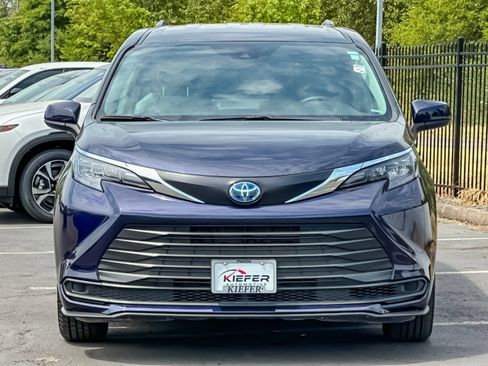 Used 2024 Toyota Sienna LE AWD/4WD image 8