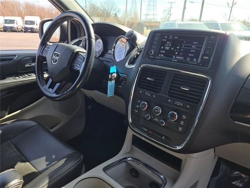 Certified 2019 Dodge Grand Caravan SXT FWD image 9