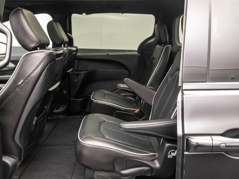 Used 2021 Chrysler Pacifica Limited w/ Uconnect Theater Family Group AWD/4WD image 32
