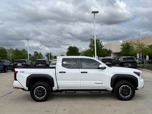 Used 2025 Toyota Tacoma TRD Off-Road image 5