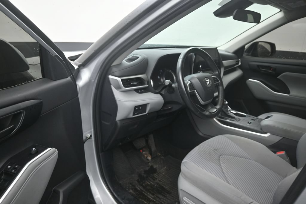 Used 2024 Toyota Highlander LE FWD image 10