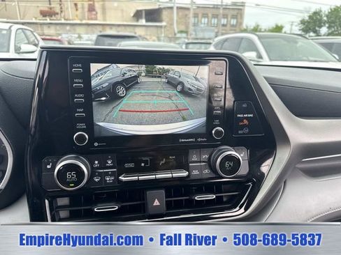 Used 2020 Toyota Highlander XLE AWD/4WD image 25