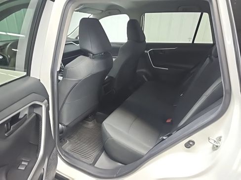 Used 2021 Toyota RAV4 LE AWD/4WD image 32