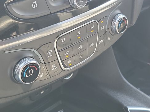 Used 2022 Chevrolet Traverse LT FWD image 23
