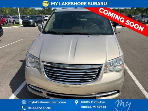 Used 2015 Chrysler Town & Country Touring w/ Driver Convenience Group FWD image 2