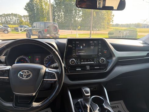 Used 2020 Toyota Highlander LE FWD image 9