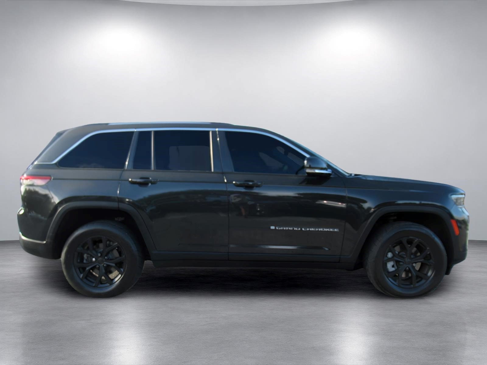 Used 2023 Jeep Grand Cherokee Limited AWD/4WD image 2