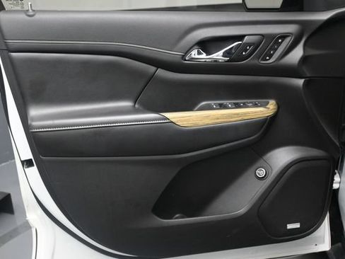 Used 2019 GMC Acadia Denali w/ Technology Package FWD image 13