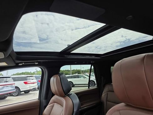 Used 2025 Lincoln Navigator Reserve AWD/4WD image 11