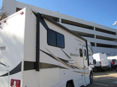 Used 2017 Ford E-450 and Econoline 450 Super Duty w/ Motorhome Prep Package image 32