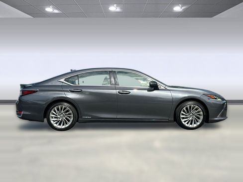 Used 2022 Lexus ES 300h w/ Accessory Package FWD image 7