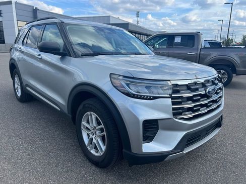 Used 2025 Ford Explorer Active AWD/4WD image 4