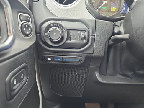 Used 2025 Jeep Wrangler Unlimited Sahara AWD/4WD image 27