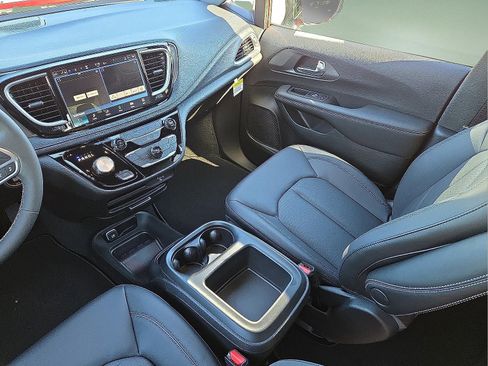 New 2026 Chrysler Pacifica Select image 13