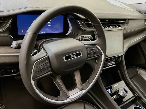 Used 2024 Jeep Grand Cherokee L Limited w/ Luxury Tech Group II AWD/4WD image 18