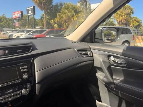 Used 2017 Nissan Rogue SV FWD image 15