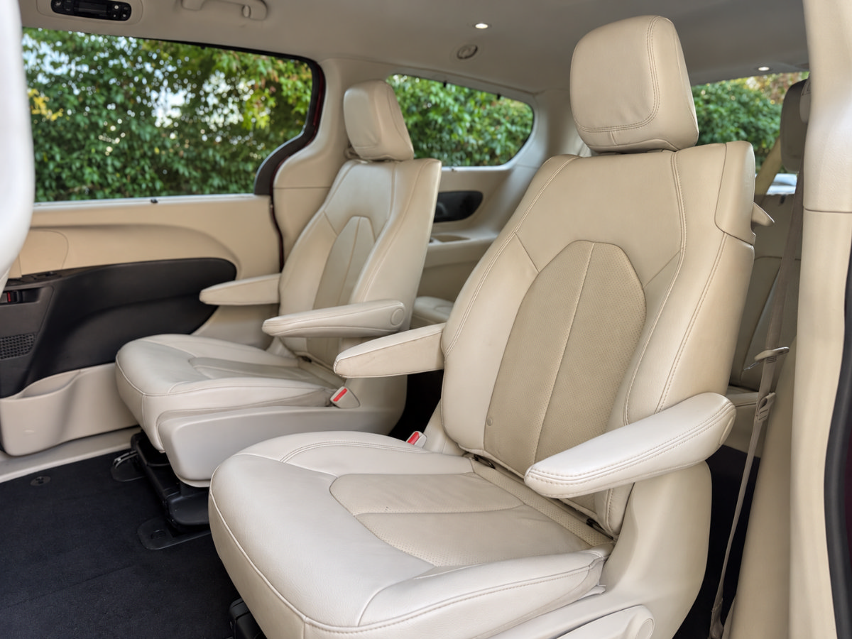 Used 2021 Chrysler Pacifica Touring-L FWD image 17