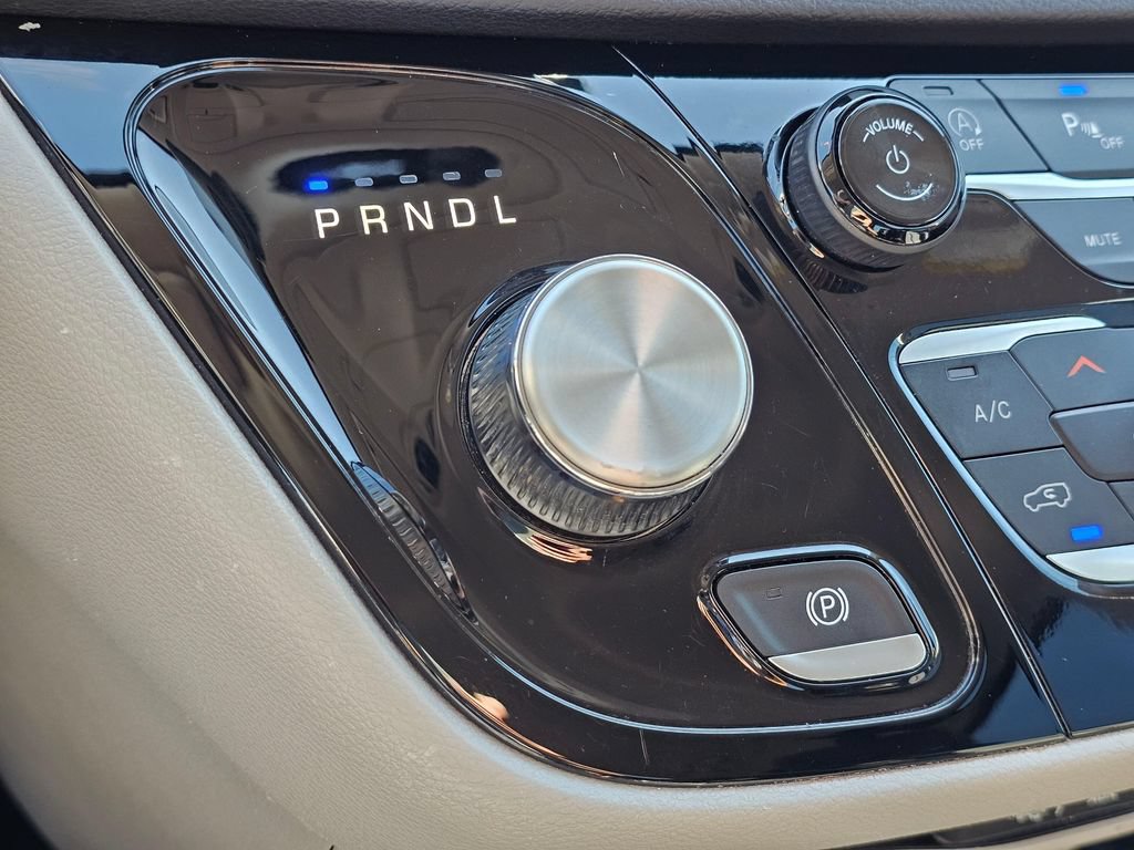 Used 2024 Chrysler Pacifica Touring-L FWD image 34