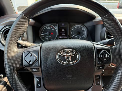 Used 2022 Toyota Tacoma TRD Sport AWD/4WD image 25