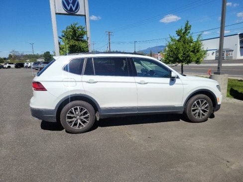 Used 2020 Volkswagen Tiguan SE w/ Panoramic Sunroof Package AWD/4WD image 3
