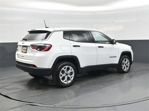 Used 2025 Jeep Compass Sport image 4