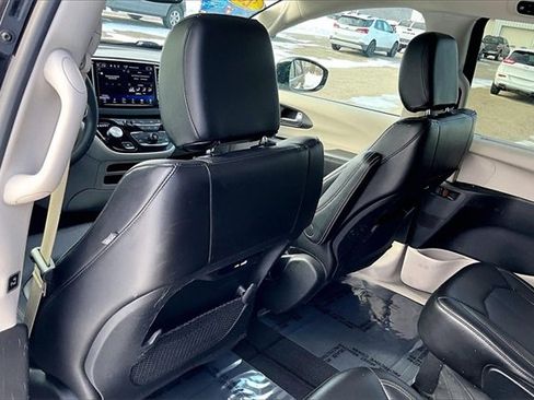 Used 2024 Chrysler Pacifica Touring-L image 37