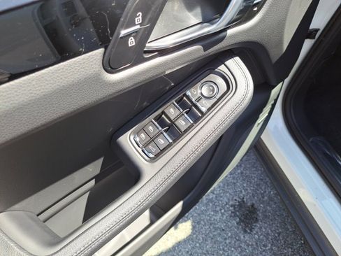 Used 2025 Porsche Macan image 27