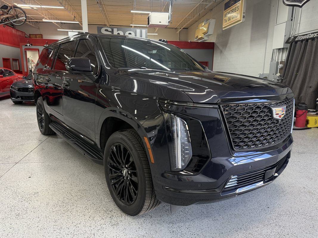 Used 2025 Cadillac Escalade ESV Premium Luxury w/ LPO, Floor Liner Package AWD/4WD image 5