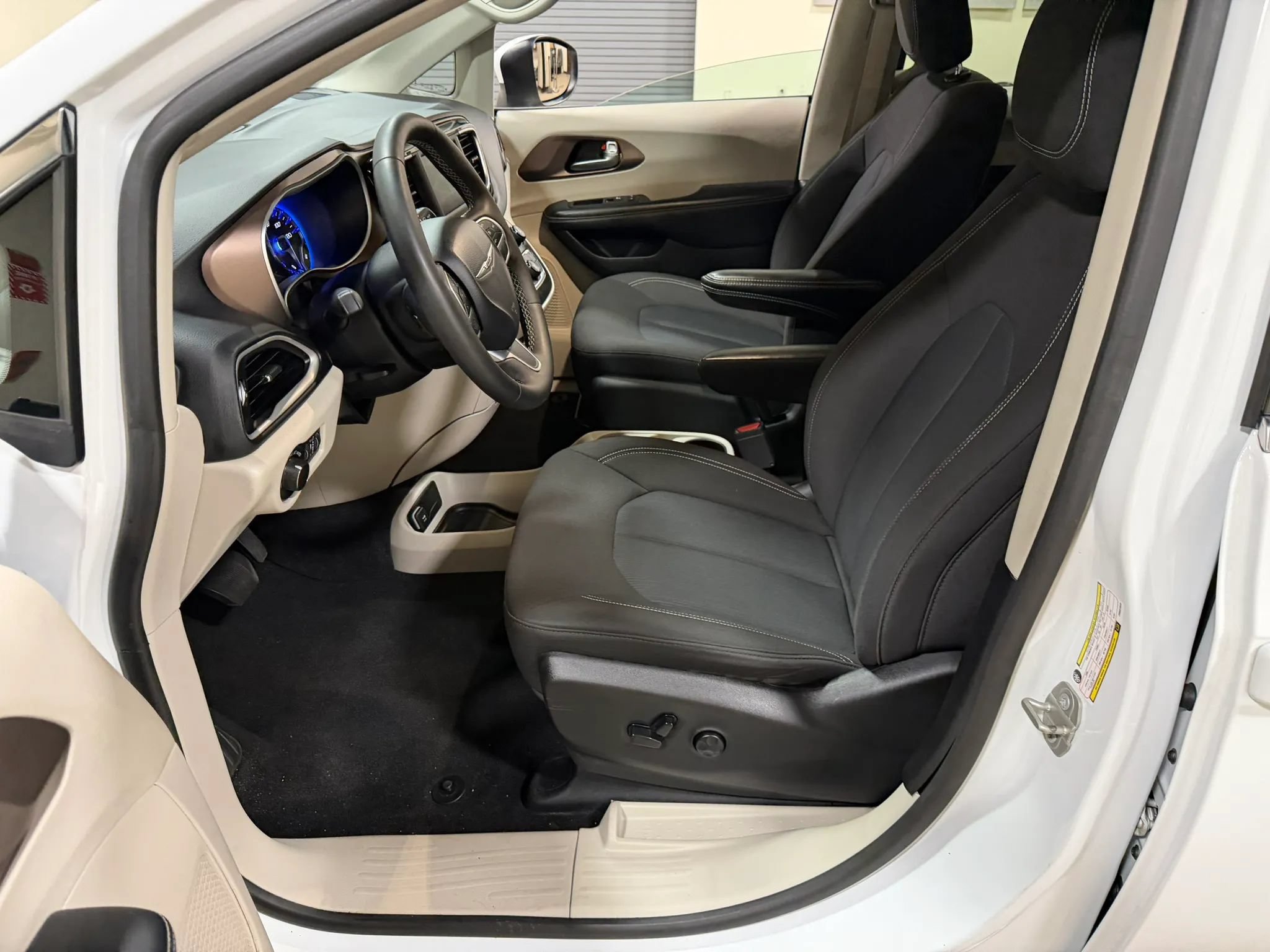 Used 2023 Chrysler Voyager LX FWD image 37