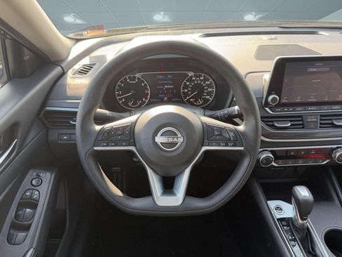Used 2025 Nissan Altima 2.5 SV FWD image 31