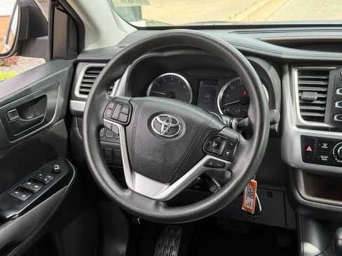 Used 2018 Toyota Highlander LE w/ Protection Package #3 AWD/4WD image 15