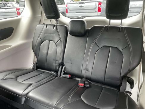 Used 2024 Chrysler Pacifica Touring-L FWD image 11