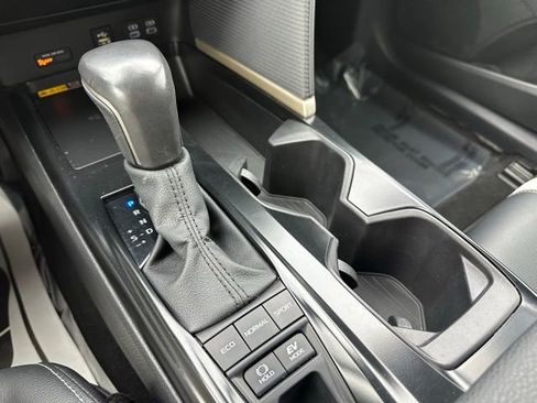 Used 2025 Toyota Camry SE image 20