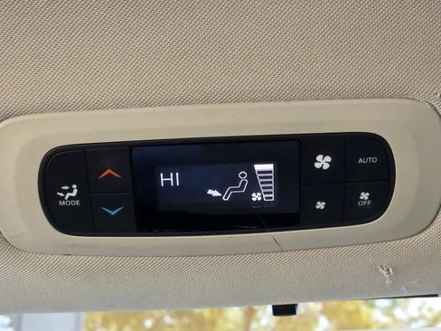 Used 2020 Chrysler Pacifica Touring FWD image 21
