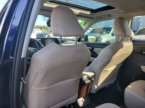 Used 2022 Toyota Highlander XLE FWD image 13