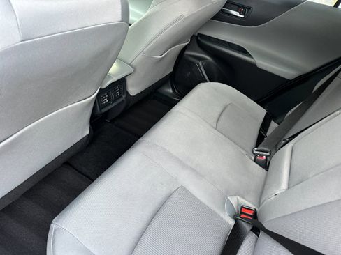 Used 2022 Toyota Venza LE image 11