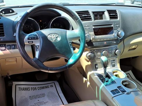 Used 2011 Toyota Highlander SE w/ Tow Pkg FWD image 13