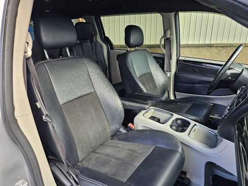 Used 2019 Dodge Grand Caravan SXT image 18