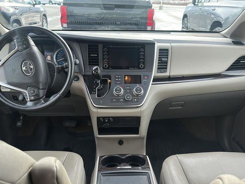 Used 2018 Toyota Sienna XLE image 18