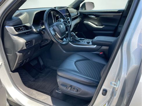 Used 2023 Toyota Highlander XSE AWD/4WD image 11