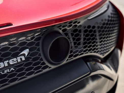 Used 2023 McLaren Artura image 13