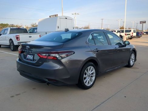 Used 2022 Toyota Camry LE image 5