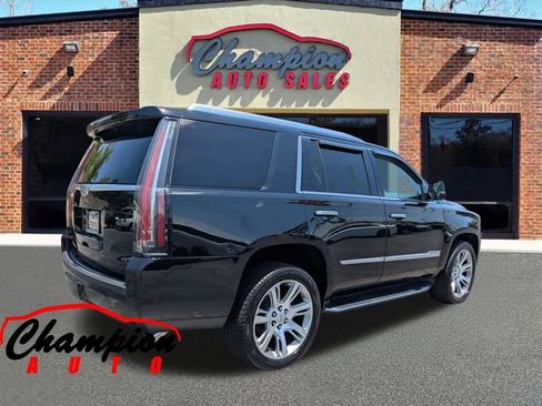 Used 2017 Cadillac Escalade Premium Luxury RWD image 4