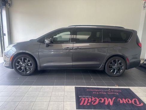Used 2018 Chrysler Pacifica Limited w/ Advanced Safetytec Group FWD image 1