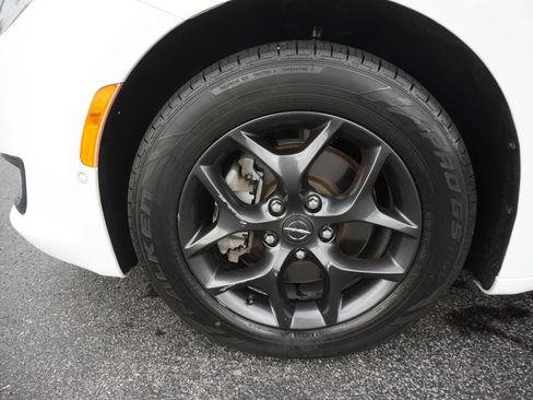 Used 2019 Chrysler Pacifica Touring-L Plus FWD image 30