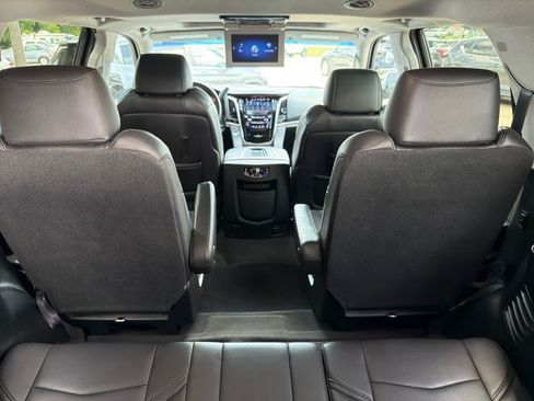 Used 2019 Cadillac Escalade Premium Luxury RWD image 36