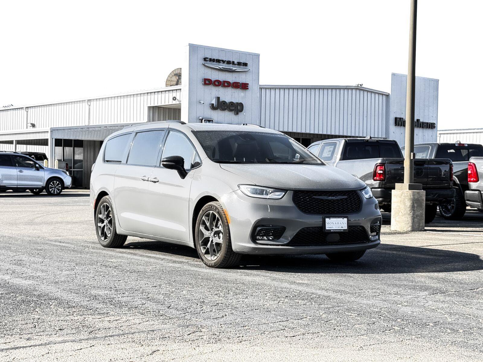 Used 2025 Chrysler Pacifica Limited FWD image 6
